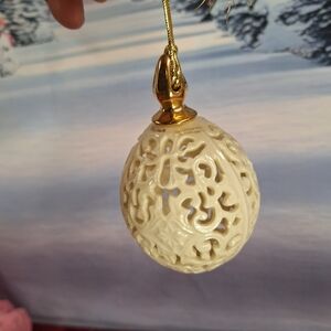 Lenox Gold and Cream Accent Piece